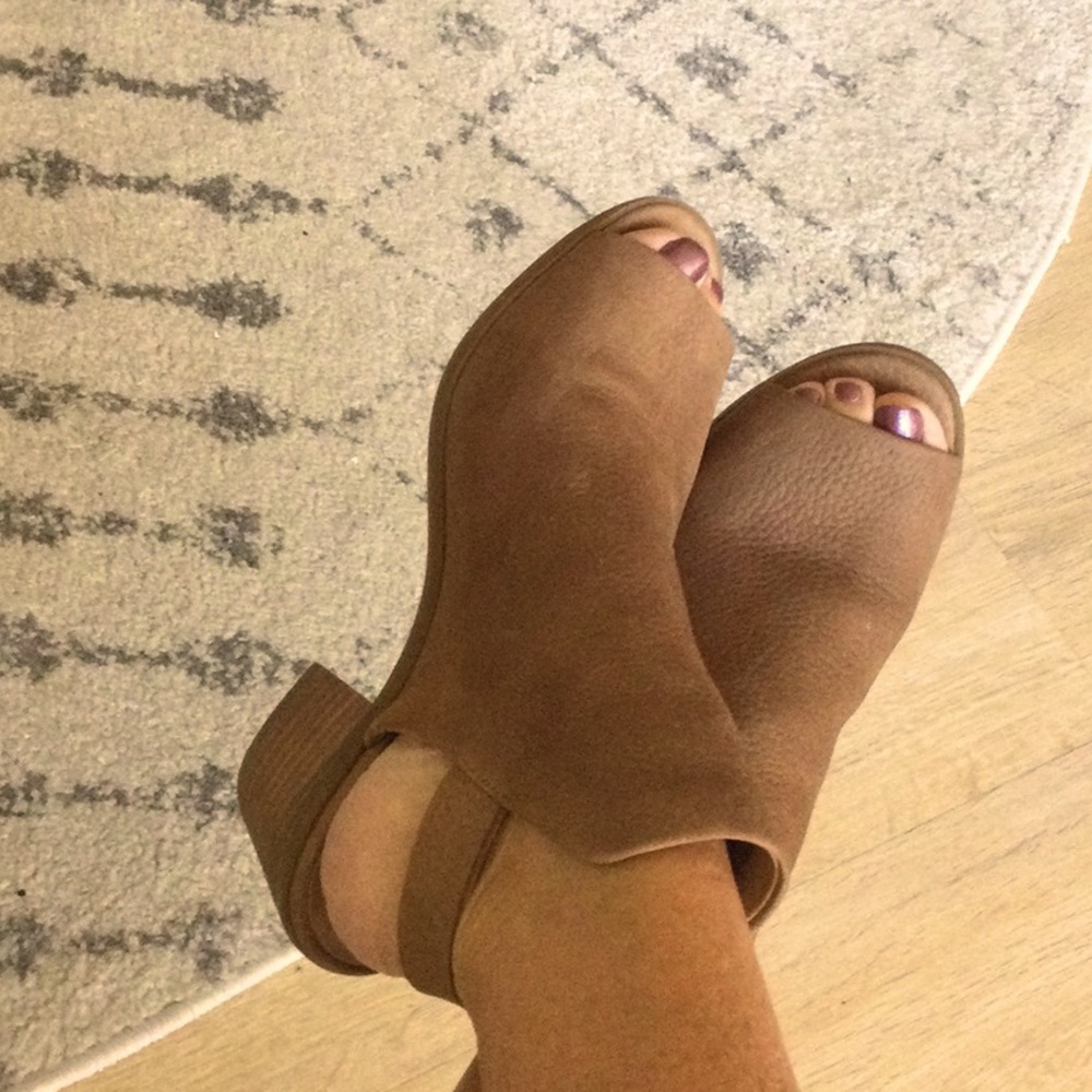 Lucky, sesame nubuck leather shoes.